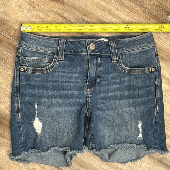 Seven 7 Women's Denim Jean Shorts Size 6 Cut Off Lightly Distressed 4" Inseam - Picture 4 of 14